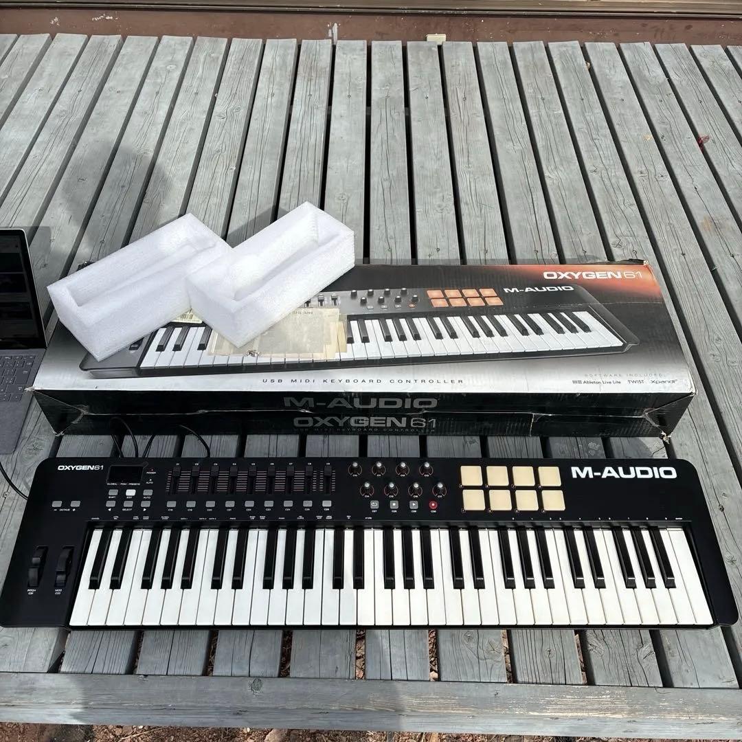 M-AUDIO OXYGEN61 USBキーボード Amazon | M-Audio USB MIDIキーボード 61鍵 8パッド ・8ノブ・9