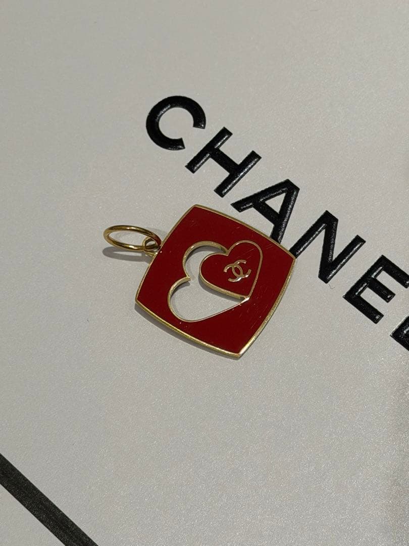 シャネル CHANEL 2026 バレンタイン レッド 限定チャーム 1個 - メルカリ