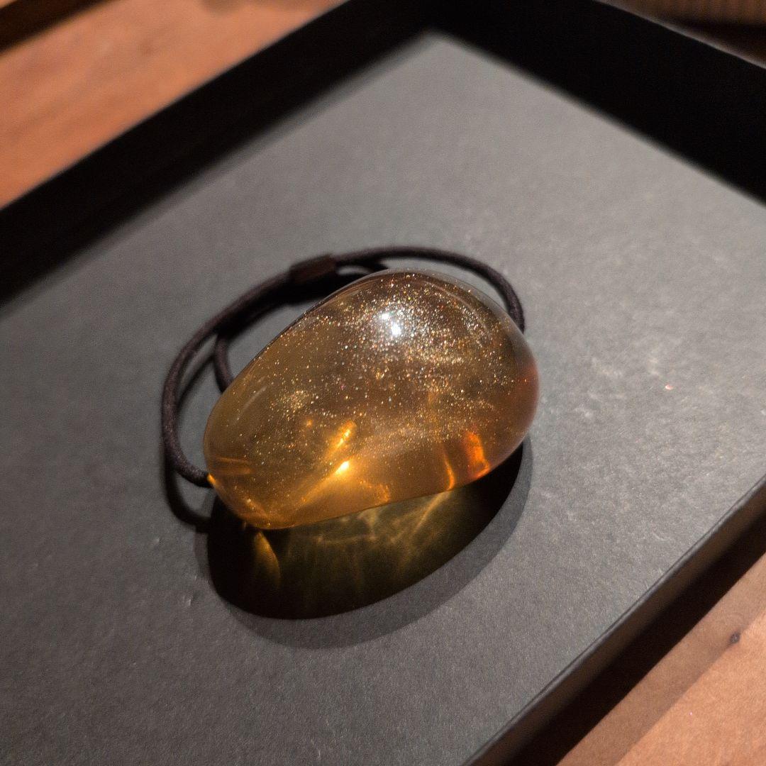 コレットマルーフ　アクリルポニー大　ラメがチラチラ輝く琥珀色 CM-Lucite-Collection_A_1200x.