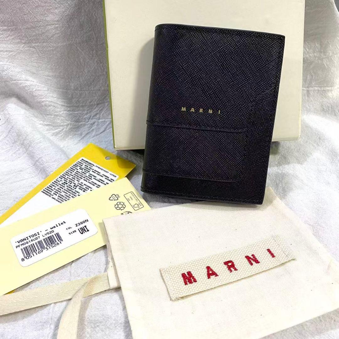 美品MARNI 二つ折り財布 ブラック Black leather bifold wallet with Marni Mending embroidery | Marni