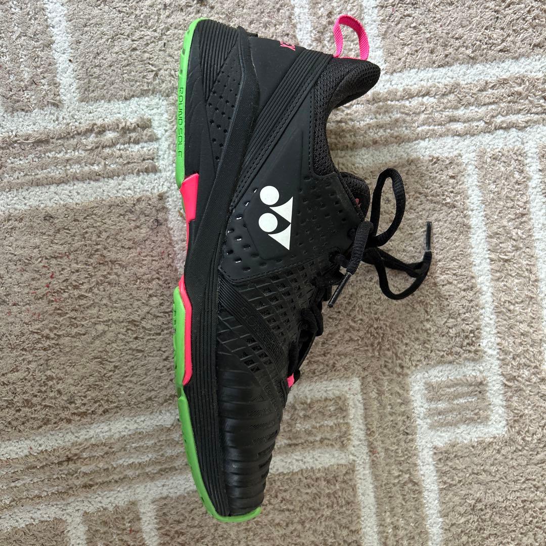 YONEX テニスシューズ 黒/緑/ピンク - メルカリ