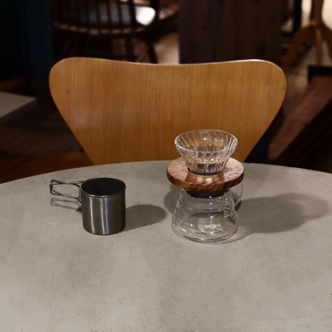 ラウンドテーブル｜ライトグレー｜Φ120cm｜薄塗りモルタル｜ダイニング