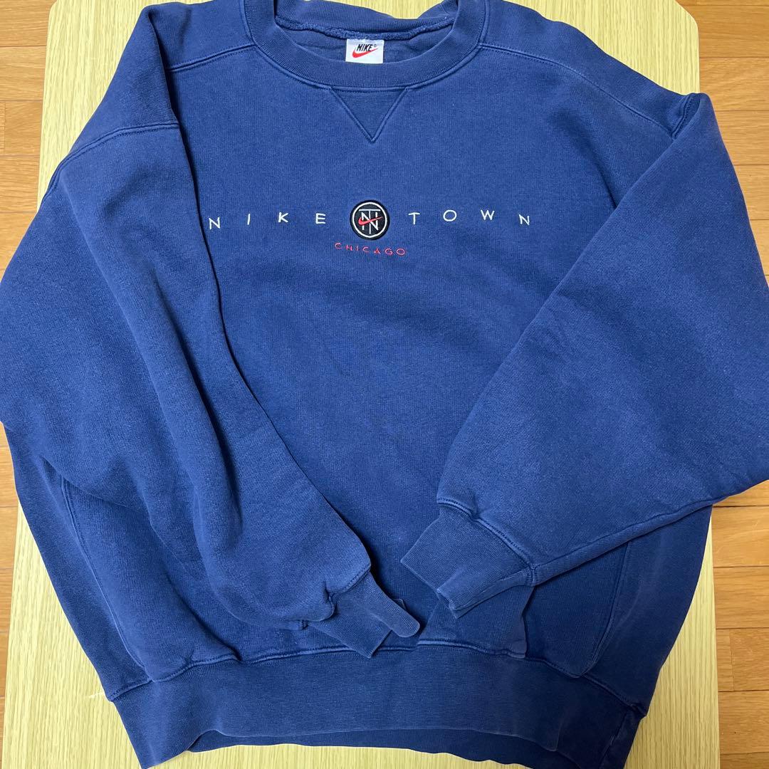 NIKE TOWN CHICAGO 90's スウェット 最終売り尽し】古着 90s USA製 NIKE 「NIKE TOWN」 刺しゅう