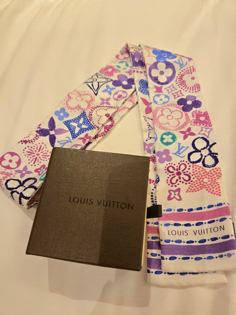 「割引中」LOUIS VUITTON 花柄 シルクスカーフ ルイ·ヴィトン】フェミニンな繊細さと現代的でシックな魅力を融合した