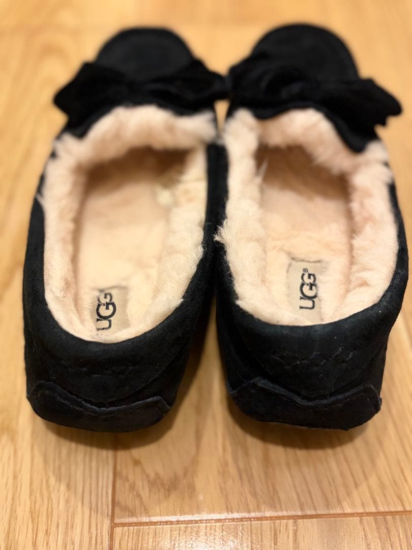 UGG 黒 モカシン リボン付き - メルカリ