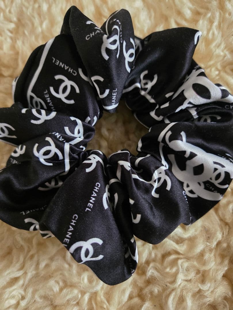 新品未使用☆CHANEL ロゴプリント サテンシュシュノベルティ - メルカリ