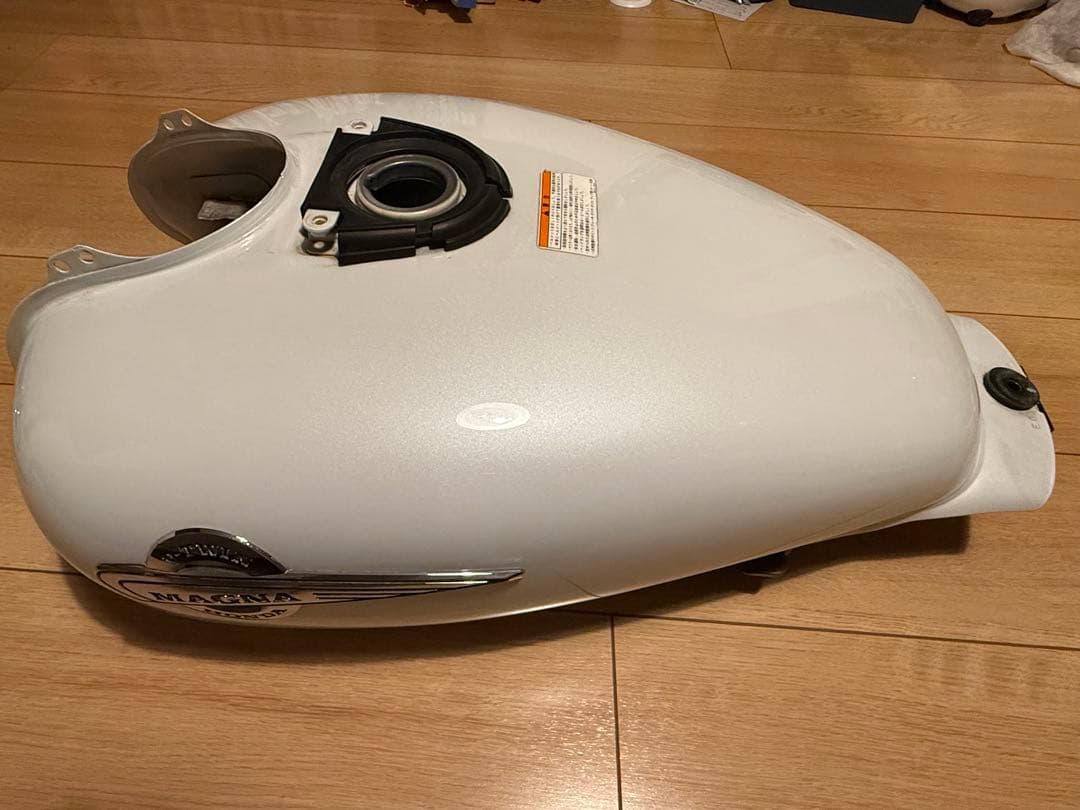 マグナ250純正タンク ホンダ（HONDA） Vツインマグナ250 タンク 黒 純正 中古 バイク 部品