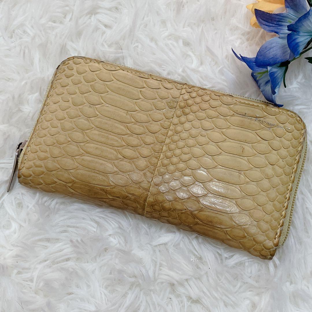 サルヴァトーレフェラガモ ラウンド長財布 パイソン イエロー - メルカリ