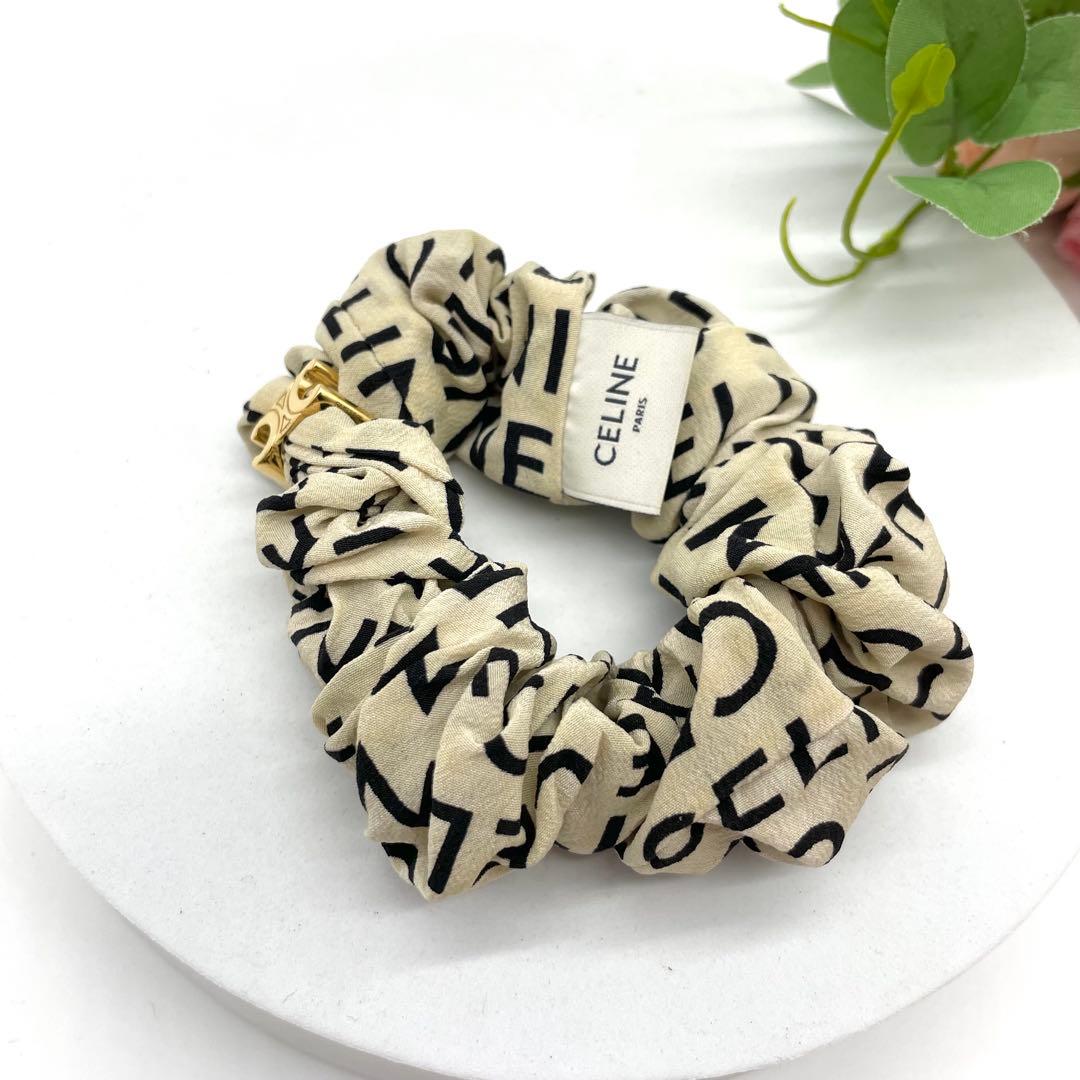 CELINE セリーヌ トリオンフ シュシュ ロゴ シルク CELINE - セリーヌ CELINE ロゴ トリオンフ ヘアアクセサリー ヘアゴム