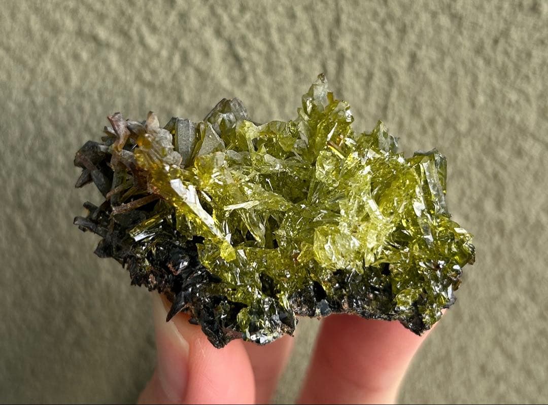 希少色 希少鉱物 ジンカイト 黄緑色結晶 天然石 | Mua sắm tại Mercari