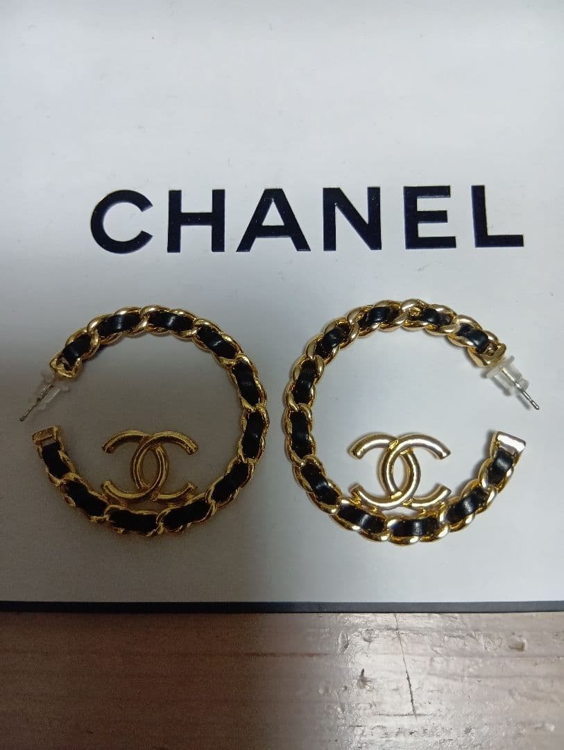 CHANELチェーンループピアス☆ノベルティ ゴールド ブラック - メルカリ