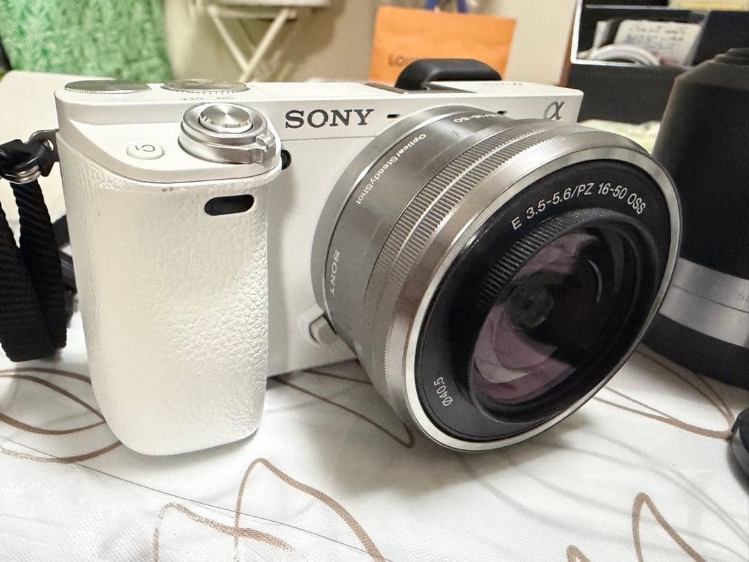 SONY a 6000 白！ レンズや、その他諸々付属品 α6000 | デジタル一眼カメラα（アルファ） | ソニー