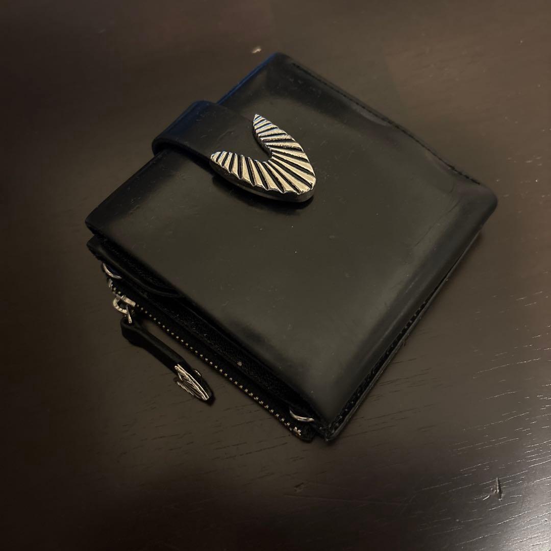 TOGA PULLAブラックレザー 二つ折り 財布 - メルカリ