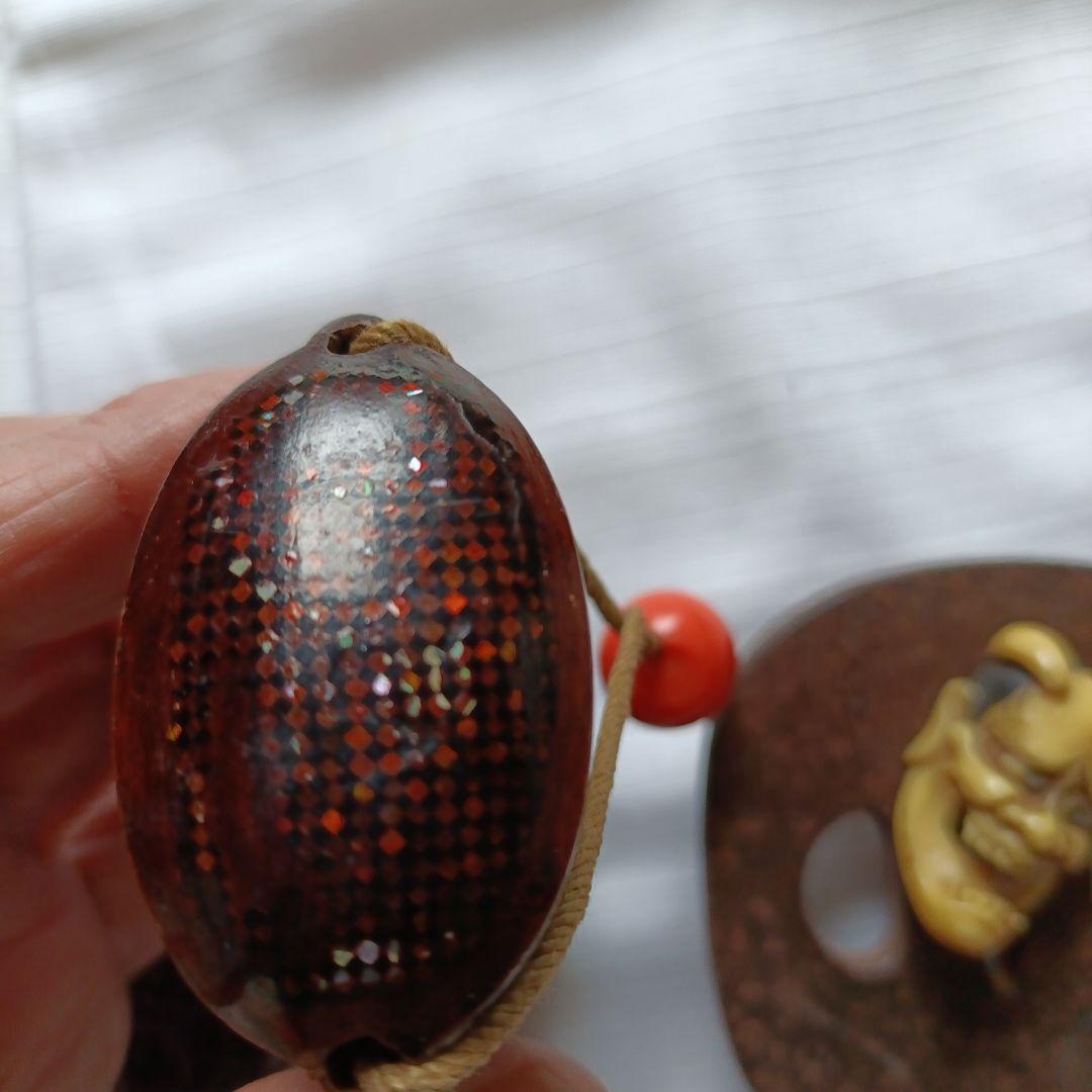 螺鈿細工調の模様あり漆器 印籠 根付珊瑚玉 根付般若彫刻 刀の