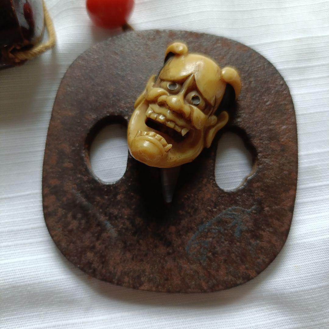 螺鈿細工調の模様あり漆器 印籠 根付珊瑚玉 根付般若彫刻 刀の