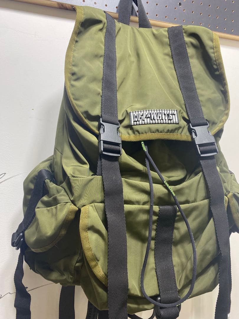 オフホワイト マルチポケットパックバック - メルカリ