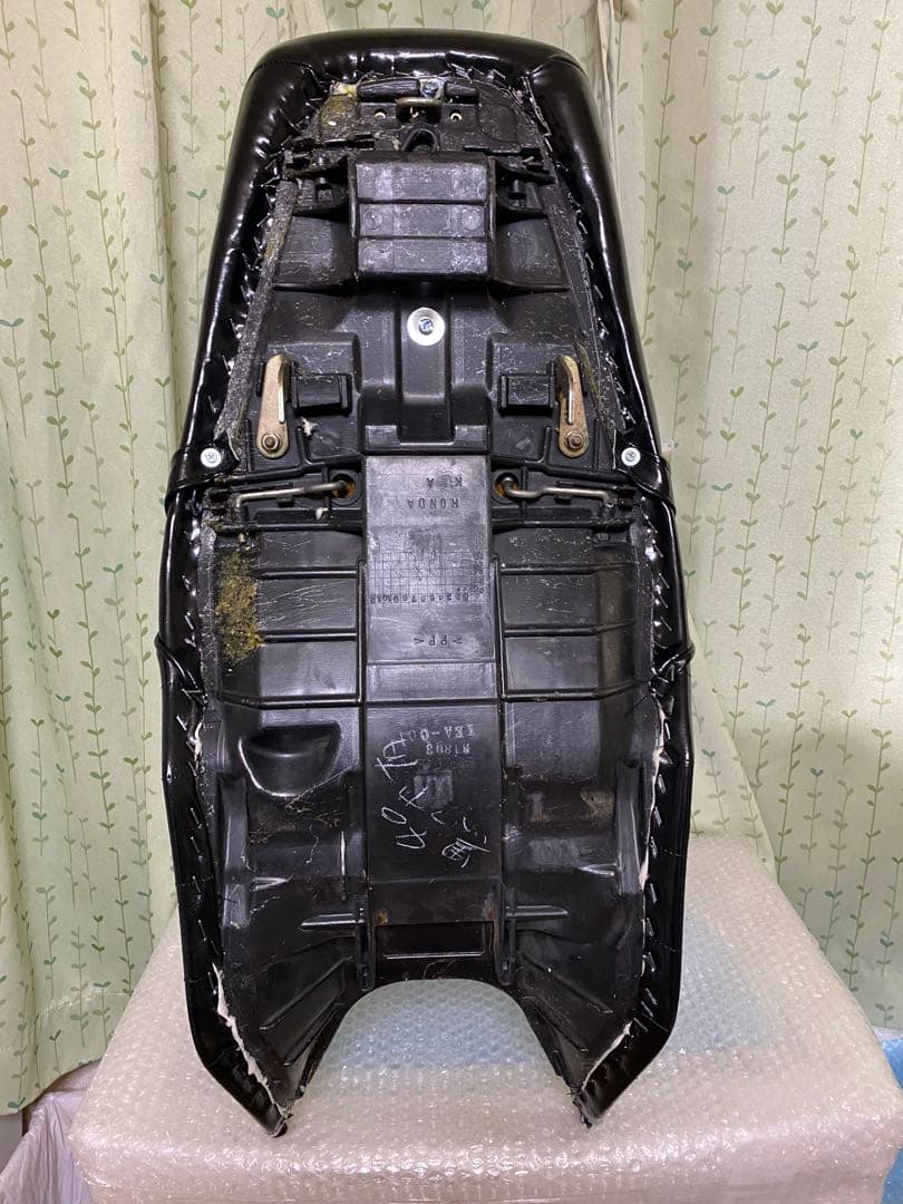 特注 激レア 新品 ホーネット250 三段シート 艶あり黒 40cm MC31