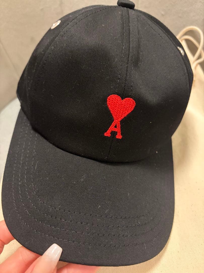 AMI PARISブラックキャップ ハート刺繍 - メルカリ