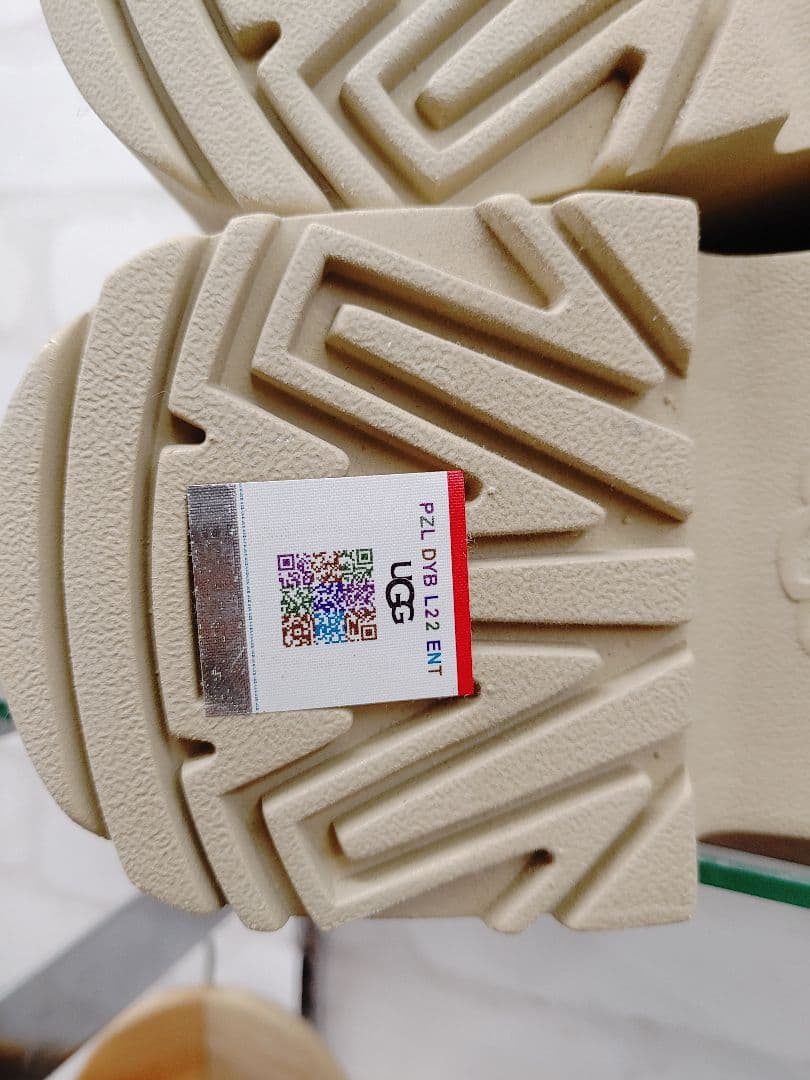 新品　UGG GOLDENRISE 22.0cm サンダル　レディース　厚底