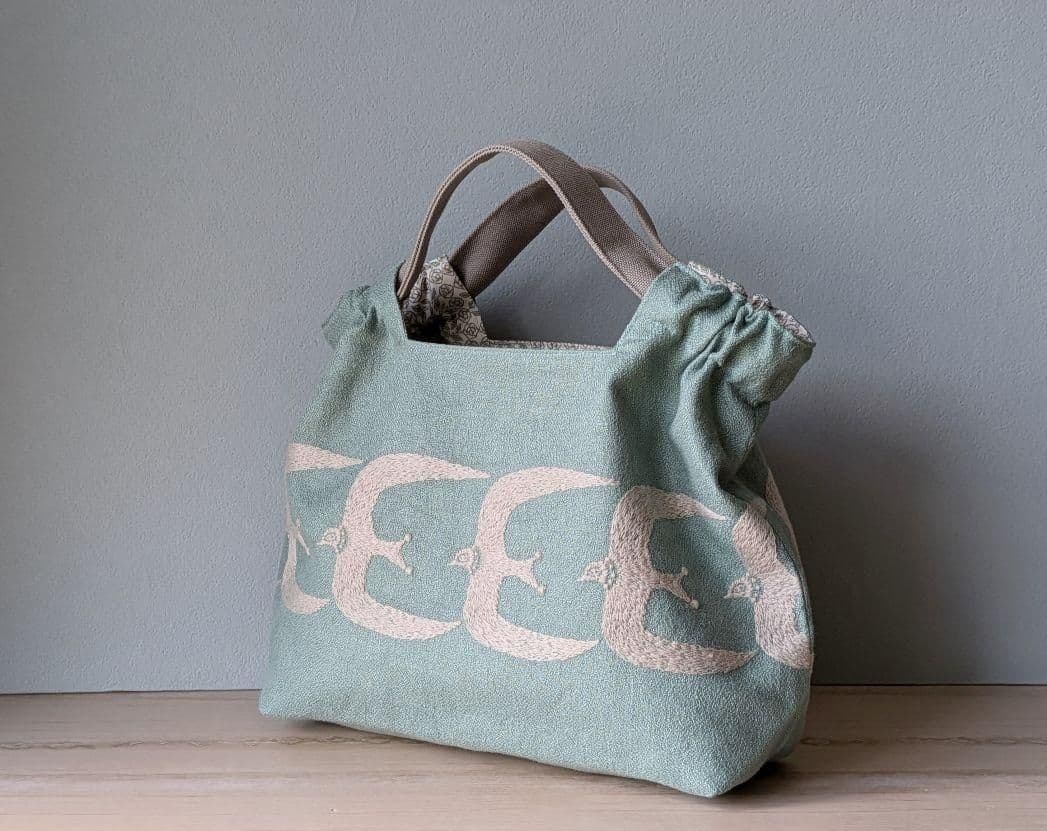 □ミナペルホネンハンドメイドシャーリングバッグ（go!、ライトグリーン）