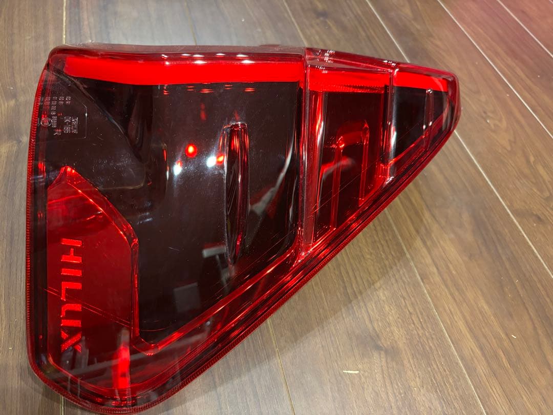 HILUX テールランプ OK-186 赤右のみ