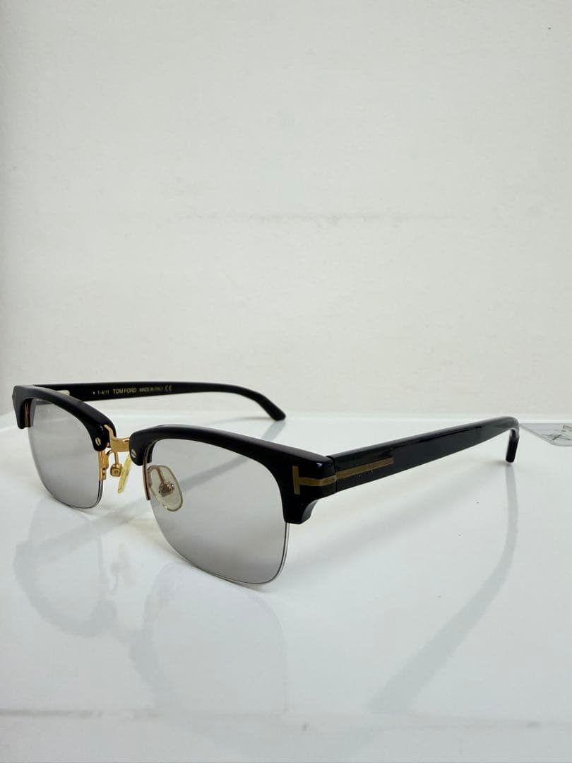 トムフォード TF5260 度なし ライトグレー サングラス 度なし - メルカリ