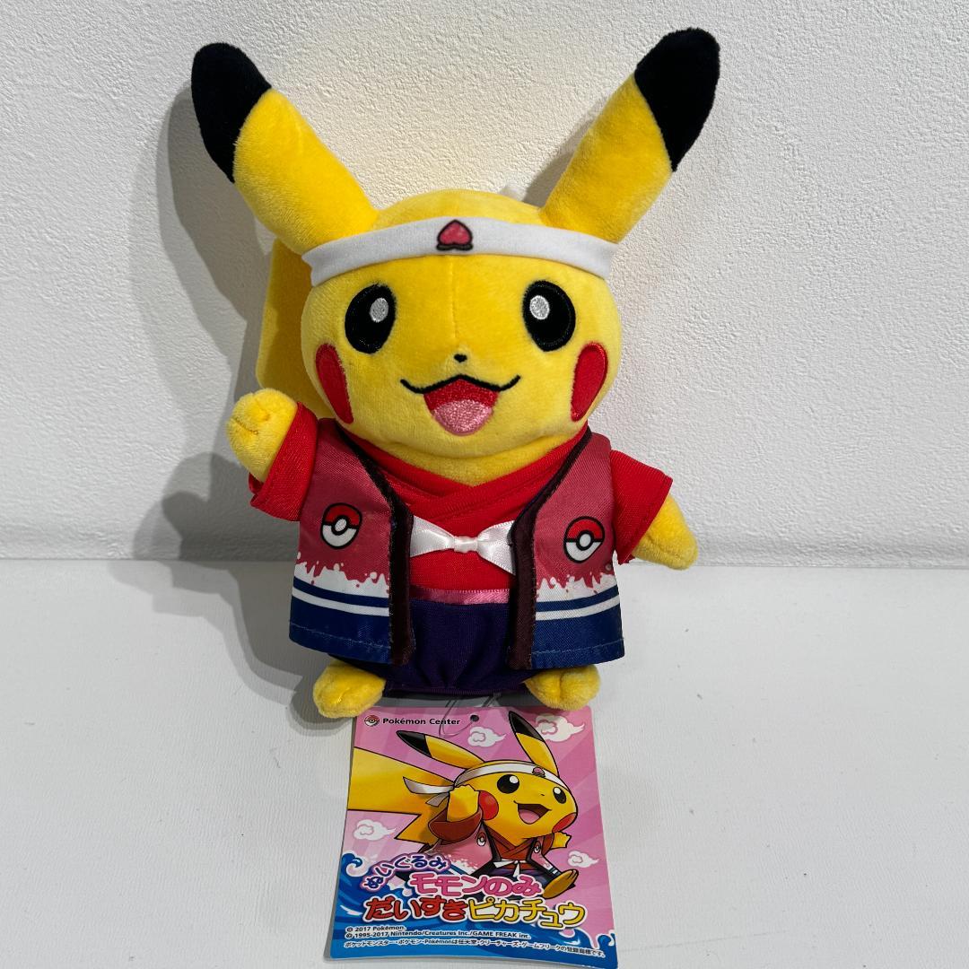 ポケモンストア岡山限定　モモンのみだいすきピカチュウ ぬいぐるみ ぬいぐるみ モモンのみ だいすきピカチュウ」が新登場！ 8月5日（土