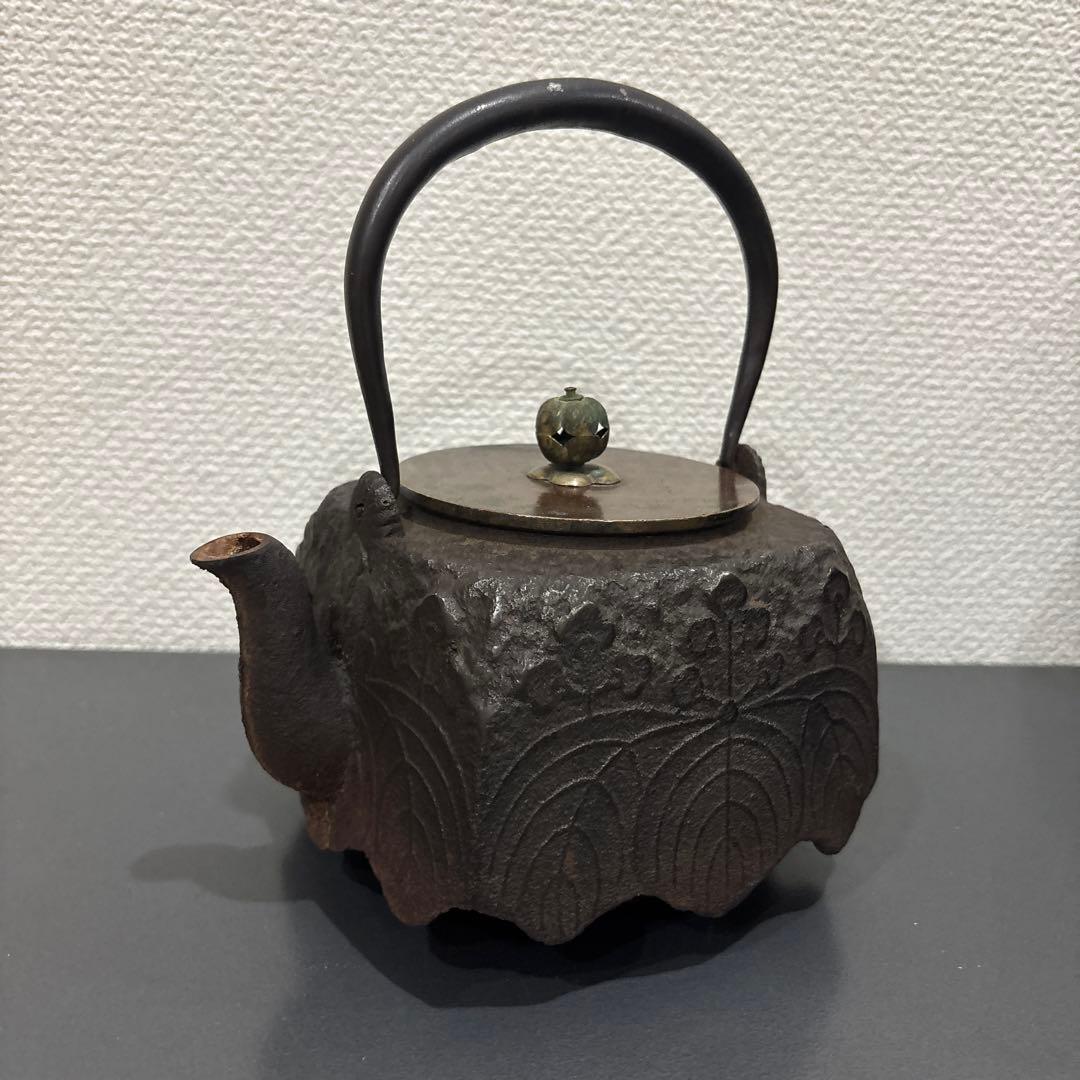龍文堂造 小ぶりな松、鶴紋持ち手象嵌いり鉄瓶 囲炉裏 2025年