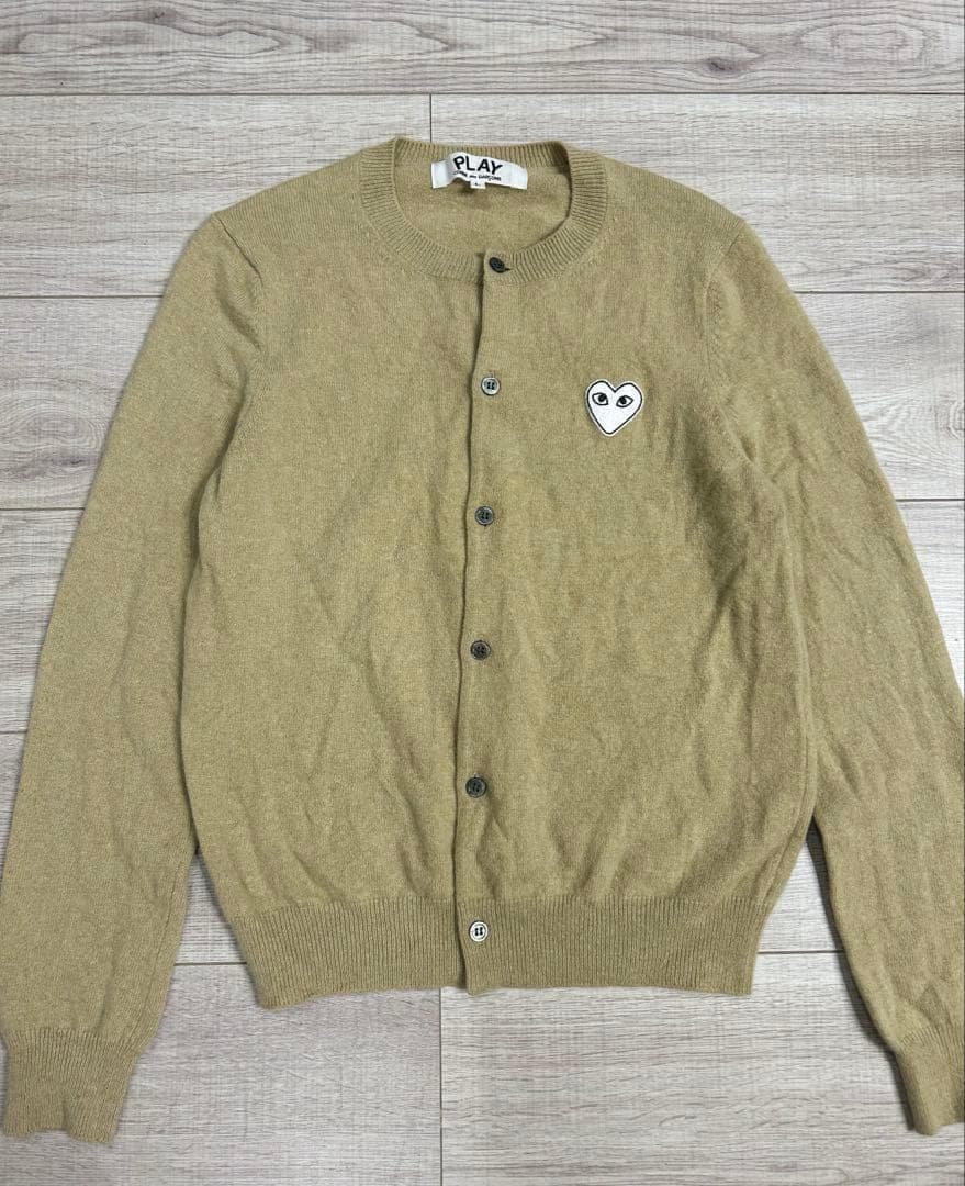 コムデギャルソン　白ハート刺繍　カーディガン ベージュ ウール　ワンポイント L コムデギャルソン 白ハート刺繍 カーディガン ベージュ ウール ワン