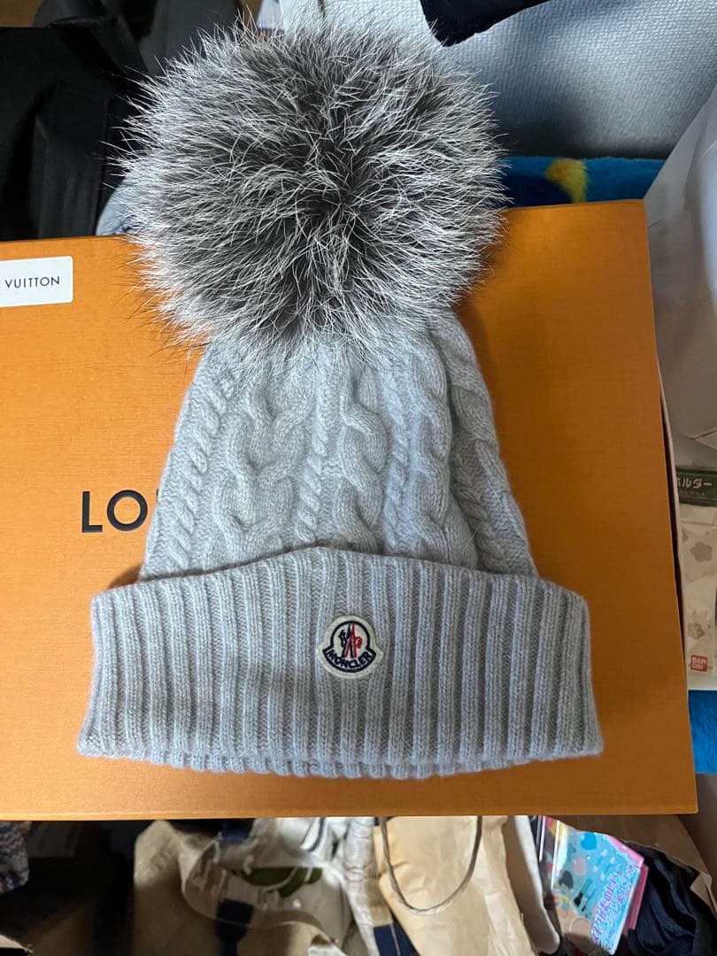 モンクレール MONCLERグレー ケーブルニット ビーニー ポンポン付き