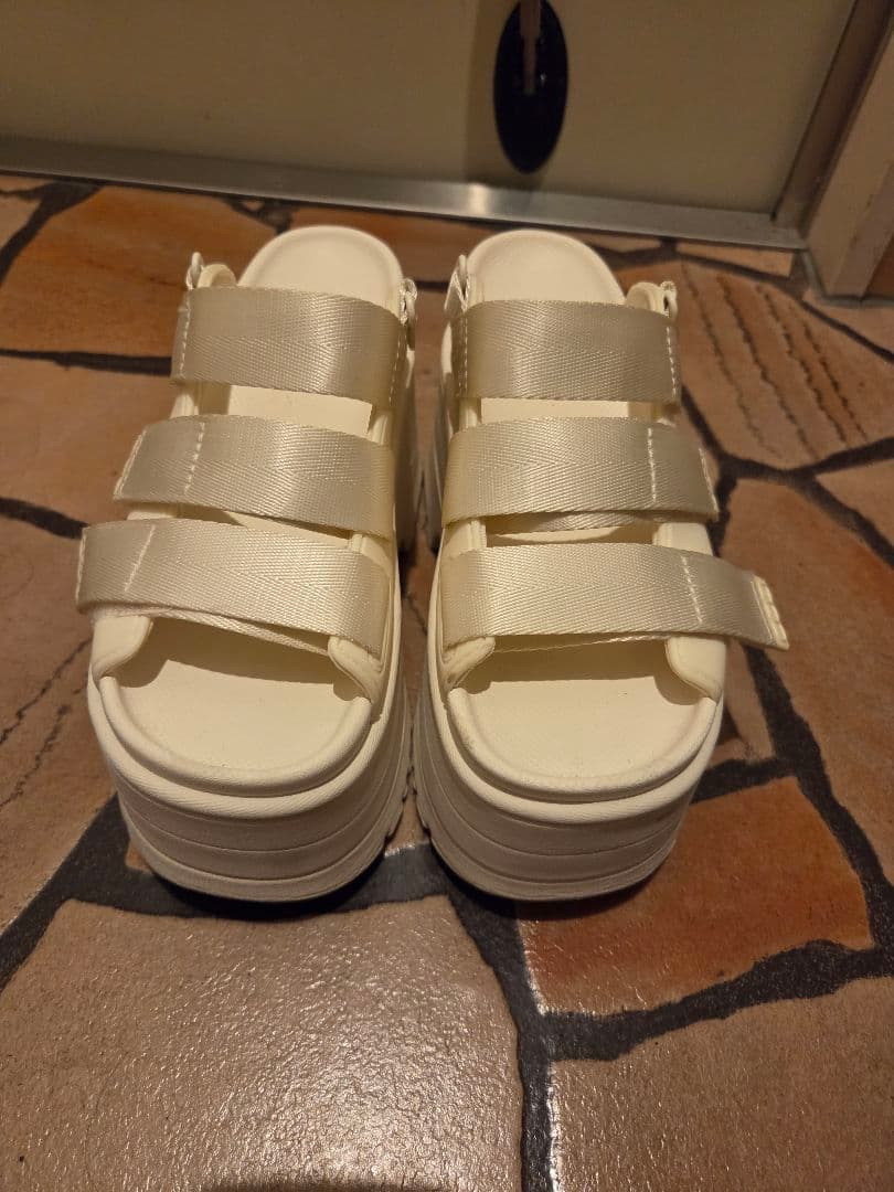 UGG ゴールデンライズ ホワイト サイズ23.0cm、ソールの高さ11cm