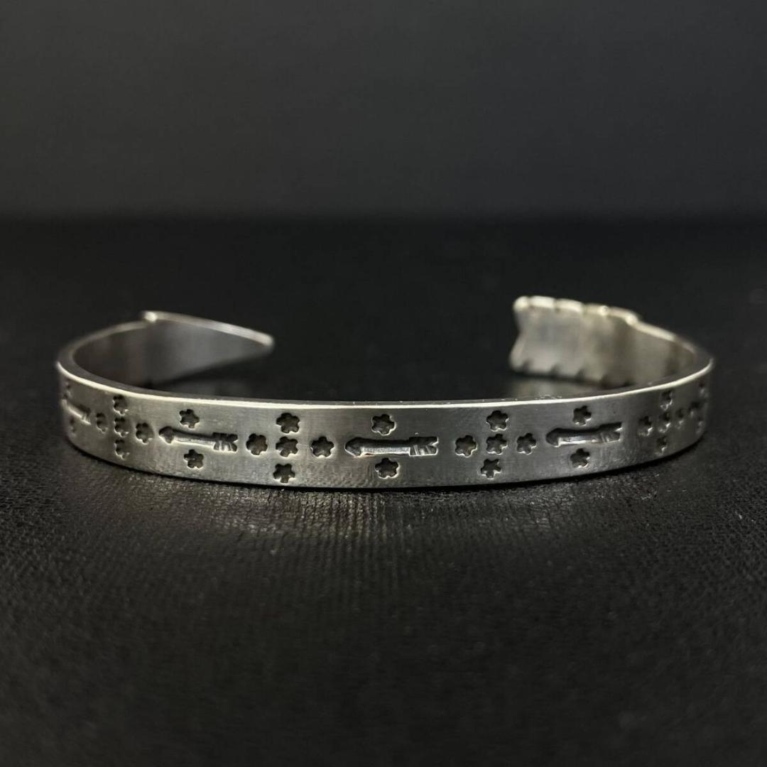 NAVAJO Bo Reeves アロー スター スタンプワーク バングル - メルカリ