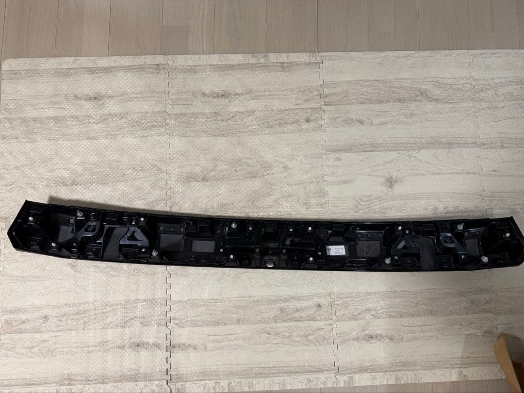 新車外し未使用、新型デリカD5純正リアガーニッシュ一体リアエンブレム