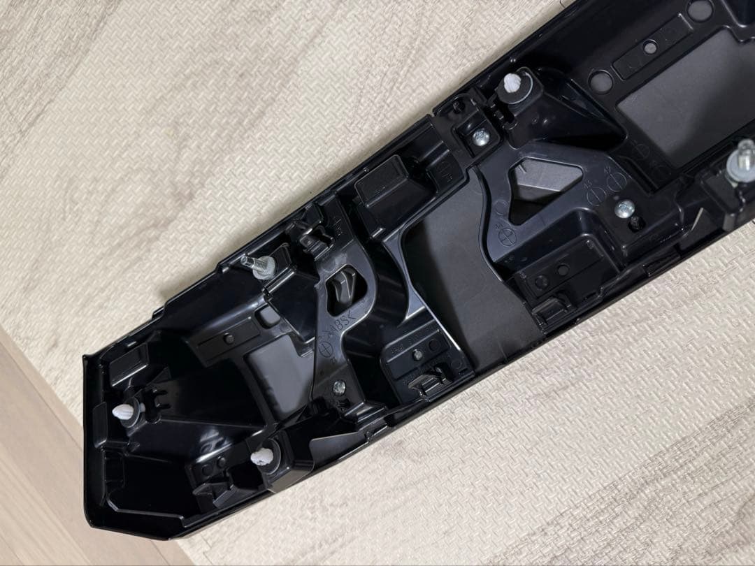 新車外し未使用、新型デリカD5純正リアガーニッシュ一体リアエンブレム