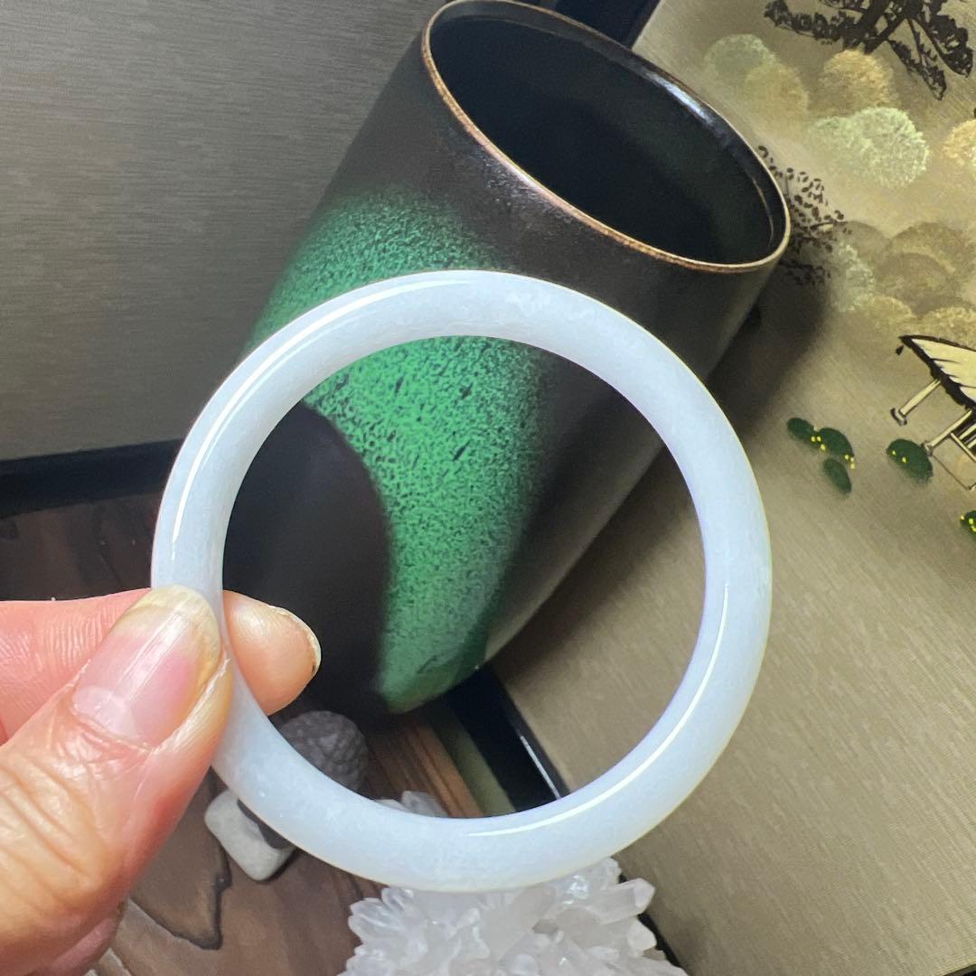 本翡翠、キメが細かい純白丸型バングル 〜57 - メルカリ