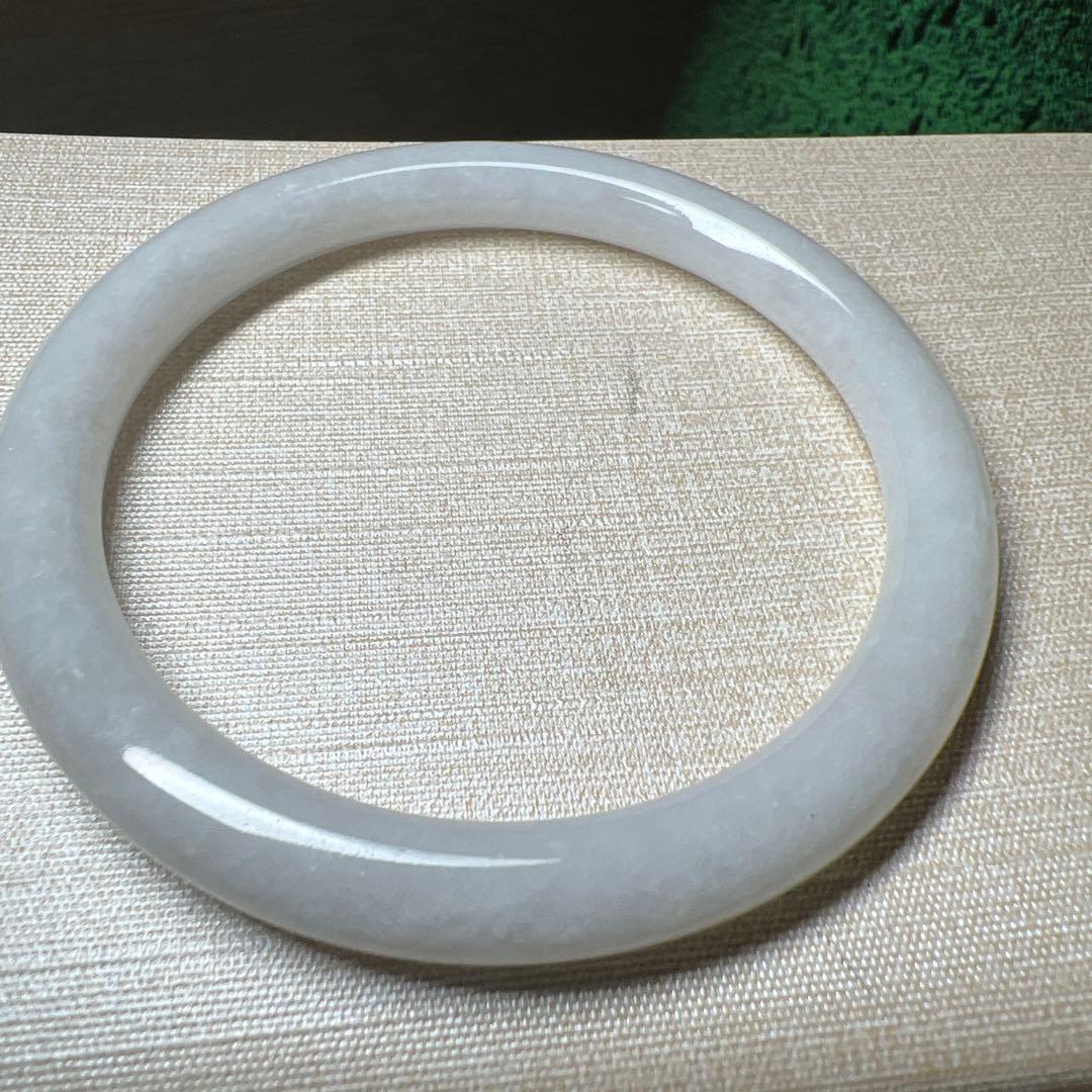 本翡翠、キメが細かい純白丸型バングル 〜57 - メルカリ