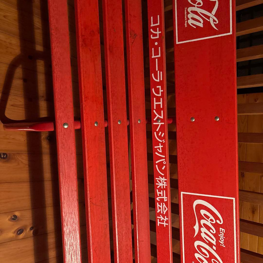 Coca-Cola ロゴ入り赤い木製ベンチ - メルカリ