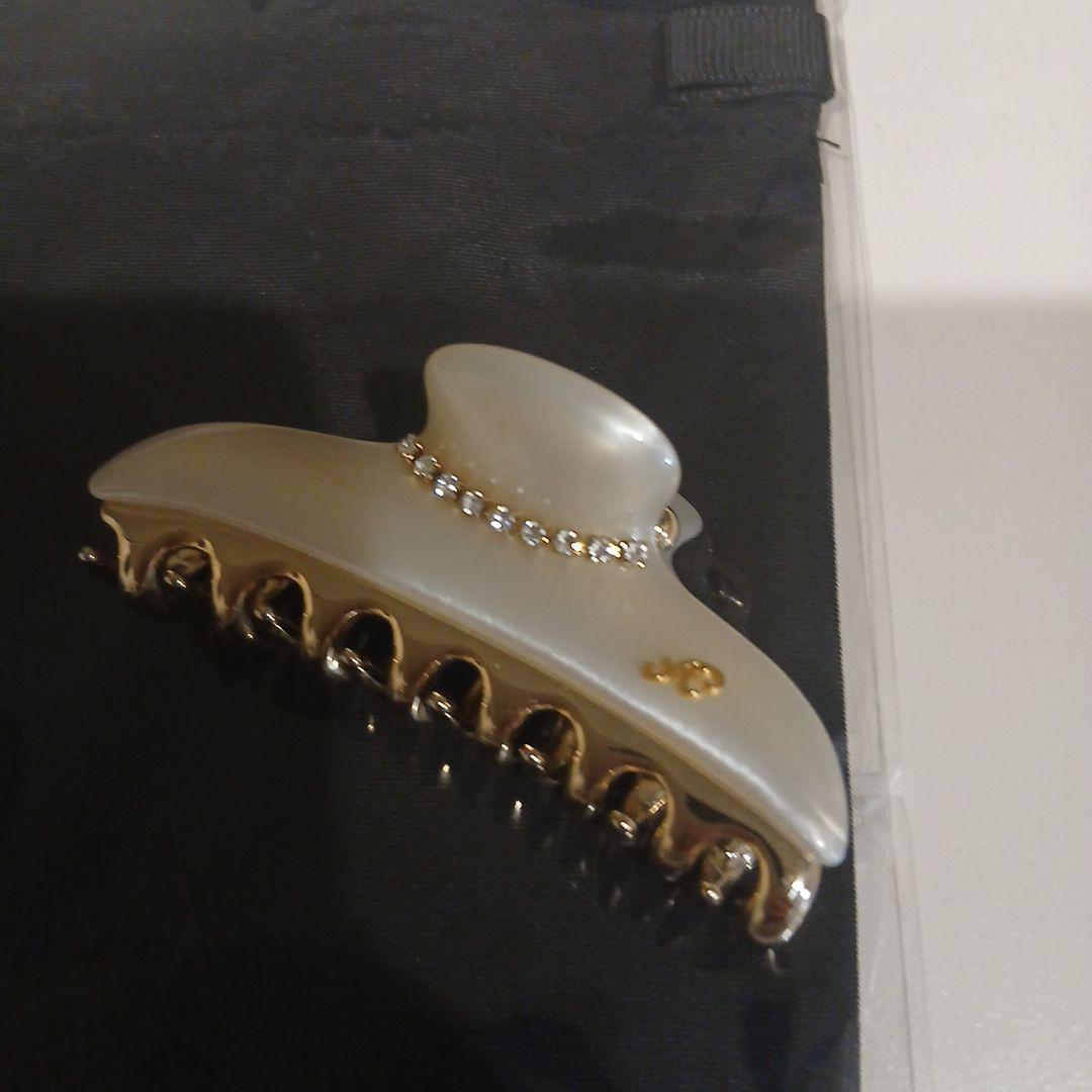 ACCA ストーン付きホワイトヘアクリップ - メルカリ