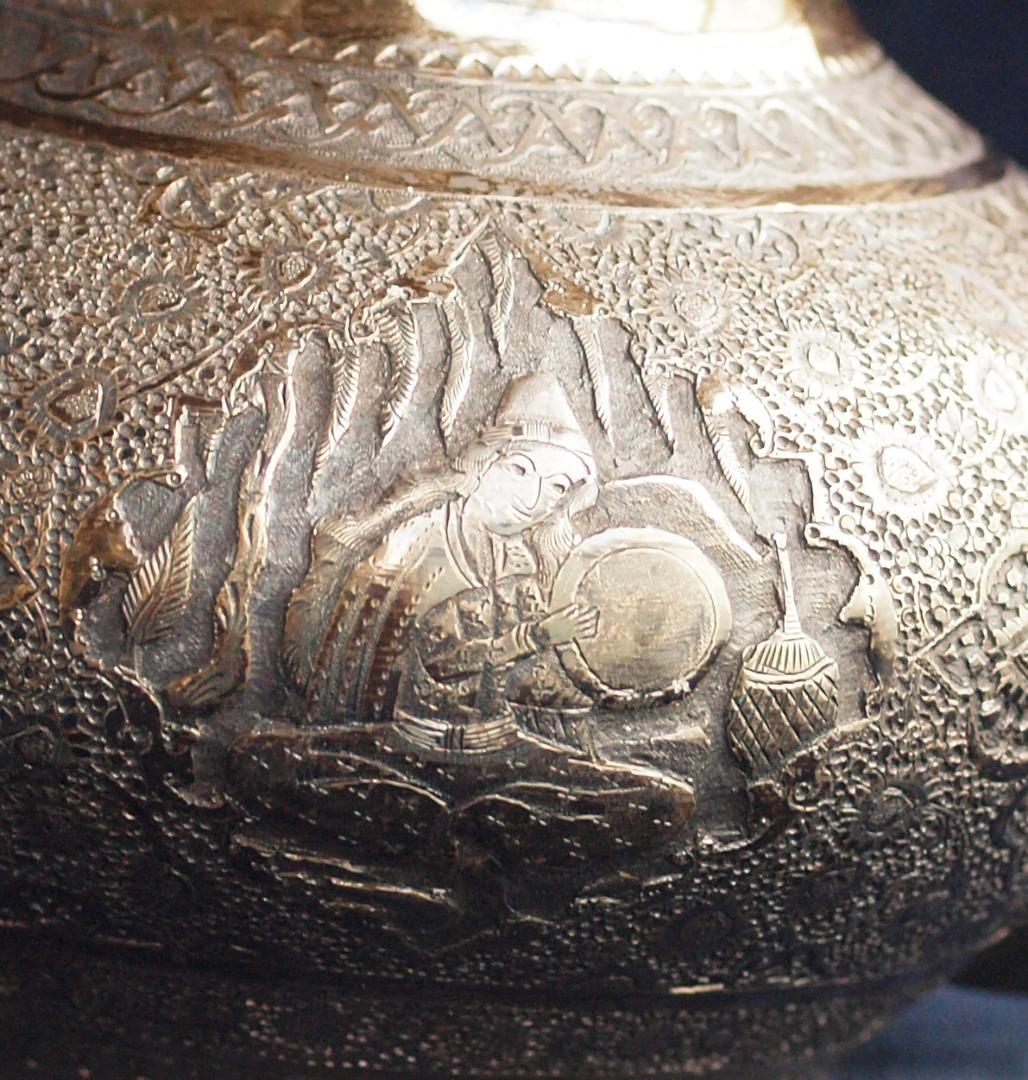 1970年央制作、イラン伝統彫金細工が楽器を奏でる人や花を