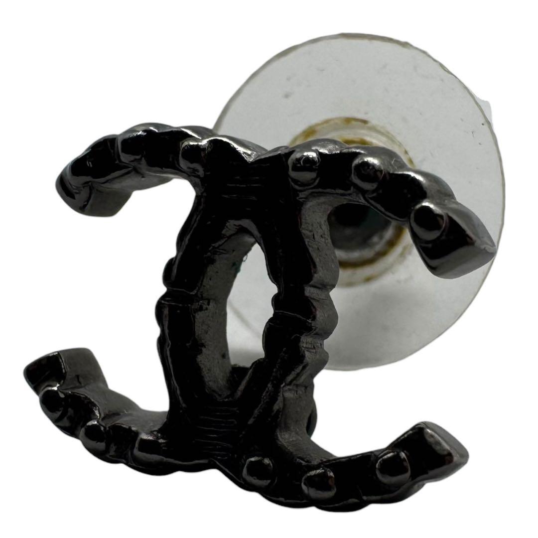 CHANEL ブラック ロゴ ピアス　12A 片方のみ シャネル購入品❤︎シャネルマークのピアス 先日片方無くしたピアスと