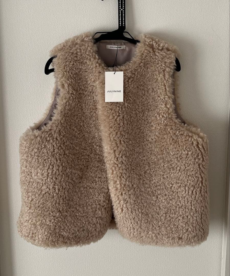 新品・タグ付】JULY NINE ファーベスト ベージュ - メルカリ