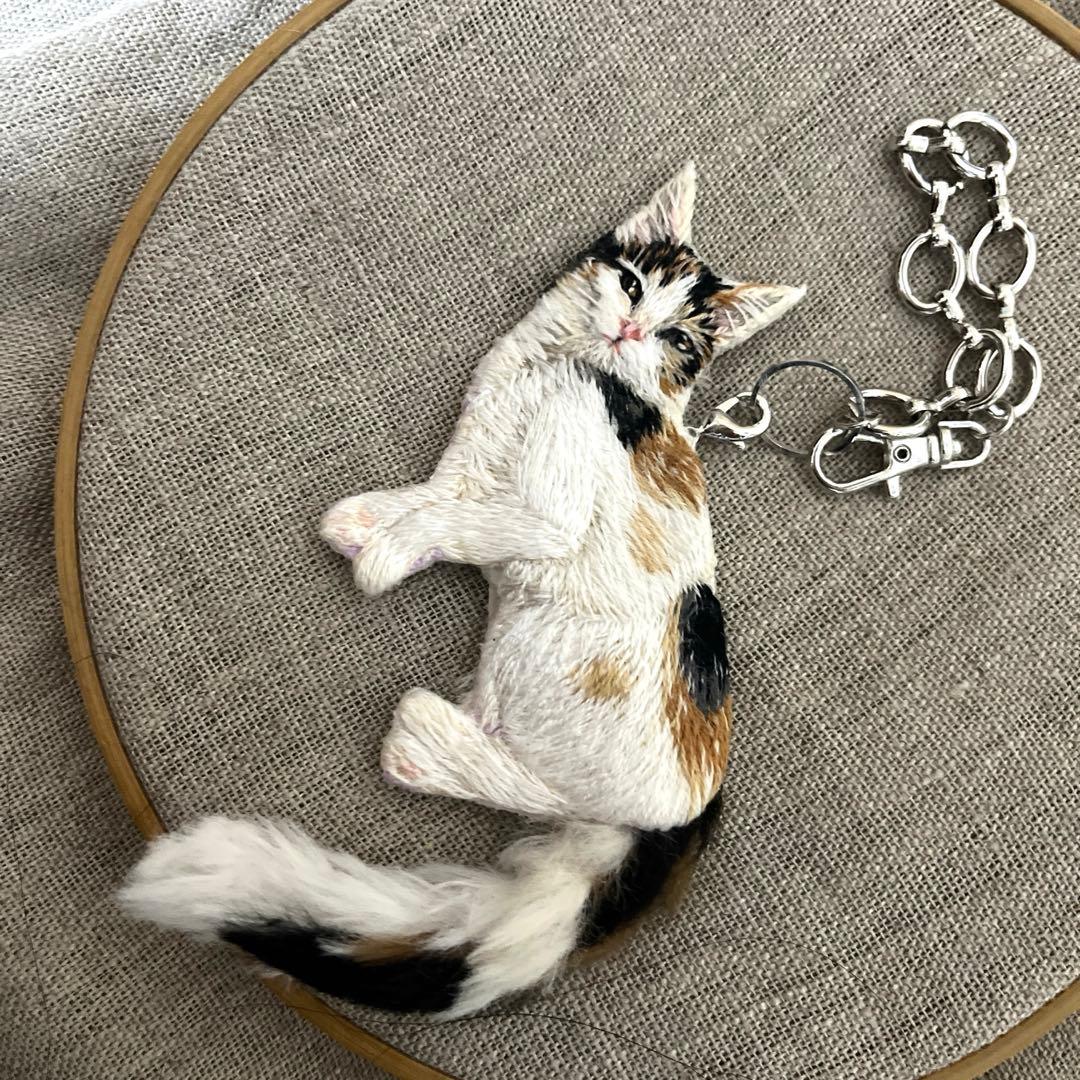 タ*ー様 ハンドメイド刺繍チャーム 三毛猫さん