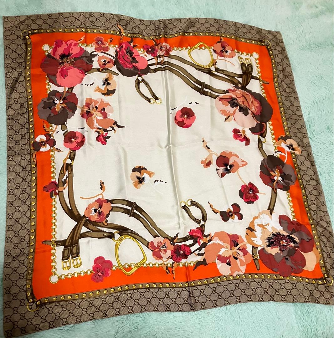 GUCCI 大判シルクスカーフ 花柄 クラシック　ヴィンテージ調 GUCCI 大判シルクスカーフ 】花柄 クラシック レトロ ヴィンテージ調