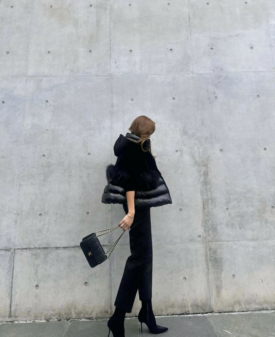 ESMOK ベルベットファー付きダウンベスト - メルカリ