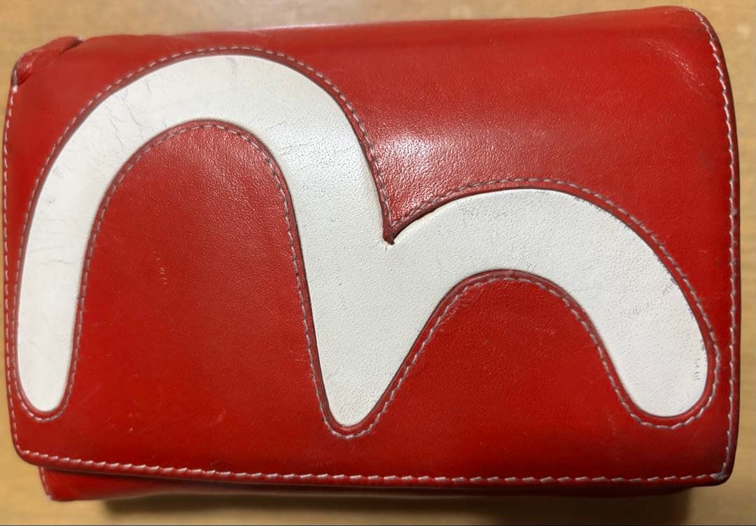 EVISU製 赤い二つ折り財布 - メルカリ
