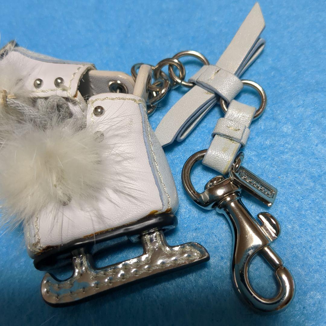 COACH スケート靴型キーホルダー ホワイト ファー付き ホワイト ファー
