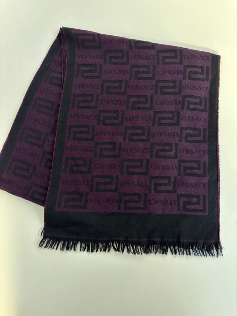 VERSACE ウール ロゴマフラー 紫/黒 - メルカリ