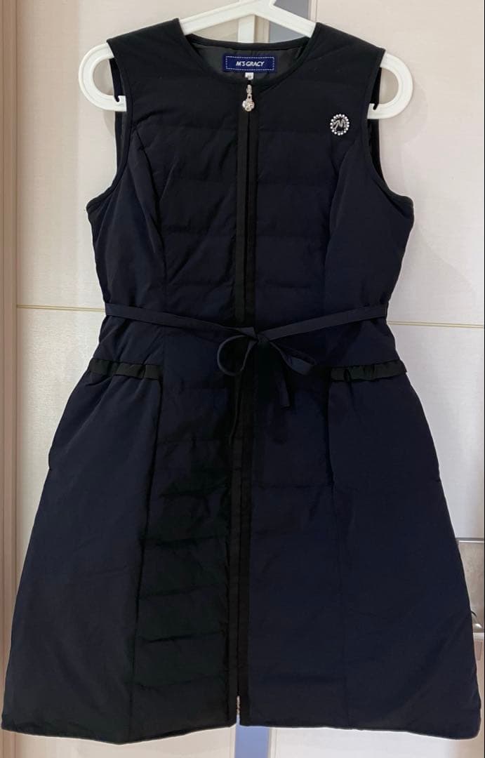 美品】M'S GRACY ビーズワッペン カメリアチャーム ダウンベスト