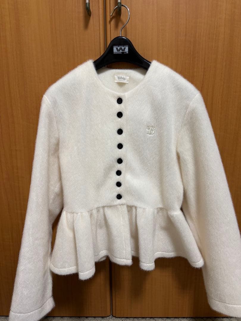 bibiy ペプラムカーディガン アイボリー - メルカリ
