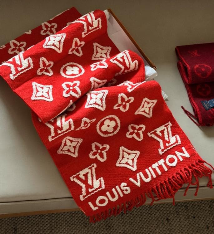 Louis Vuitton ロゴ入りマフラー レッド - メルカリ